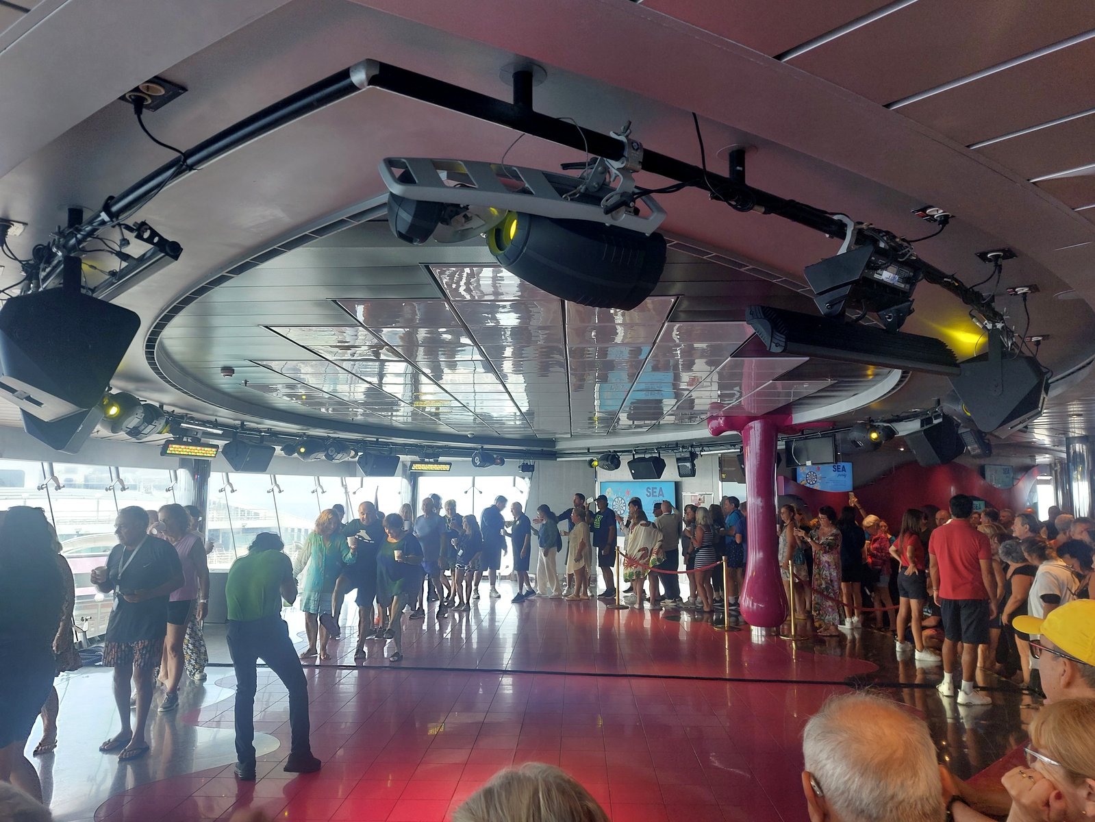 Warteschlange zur Äquatorüberquerung-Zeremonie an Bord der MSC Fantasia