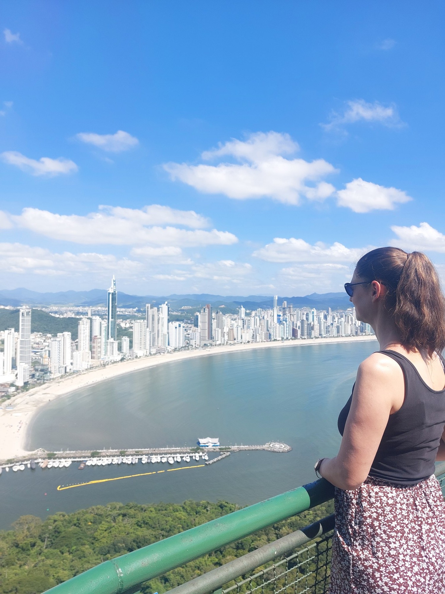 Nina genießt den Ausblick auf die Skyline von Balneário Camboriú