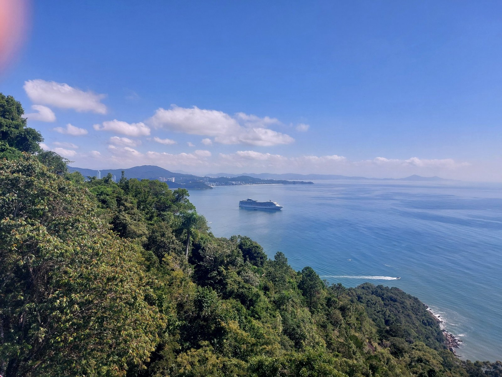 MSC Fantasia Kreuzfahrtschiff in der Bucht von Balneário Camboriú, Ausblick von der Seilbahn