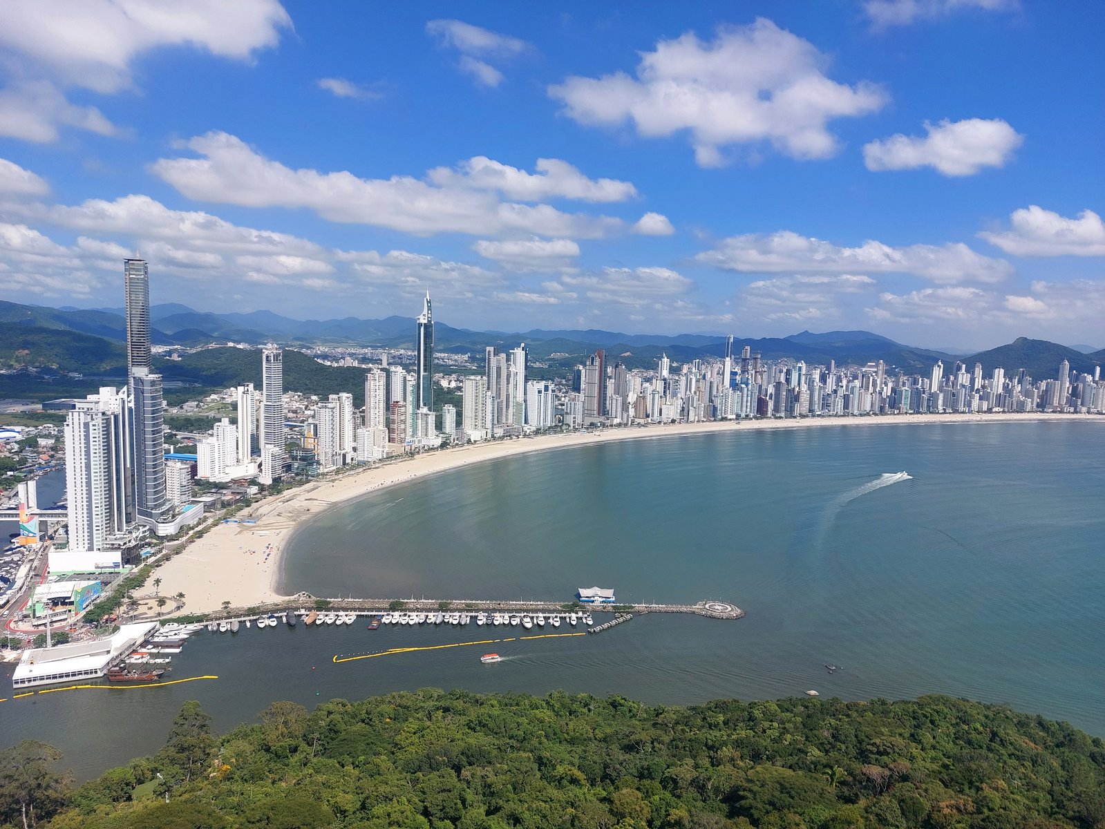 Blick auf die Skyline von Balneário Camboriú vom Aussichtspunkt