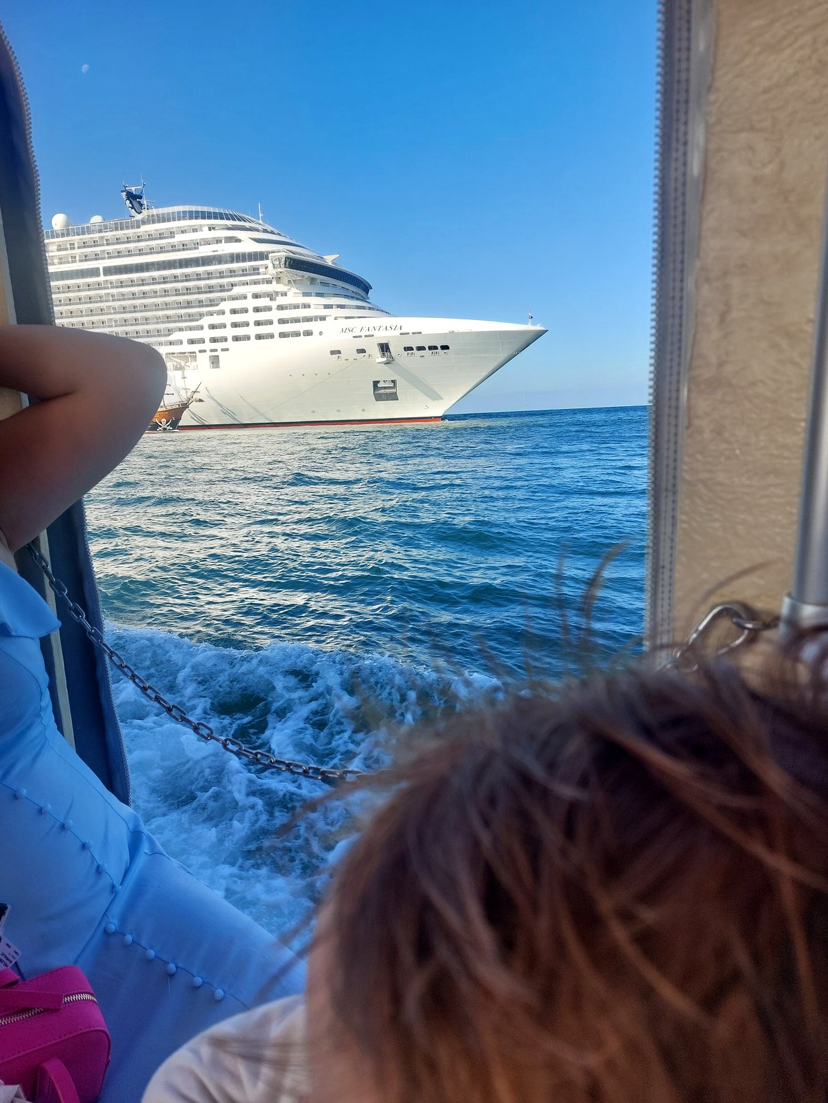 Blick aus dem Tenderboot auf die MSC Fantasia bei der Rückfahrt in Balneário Camboriú