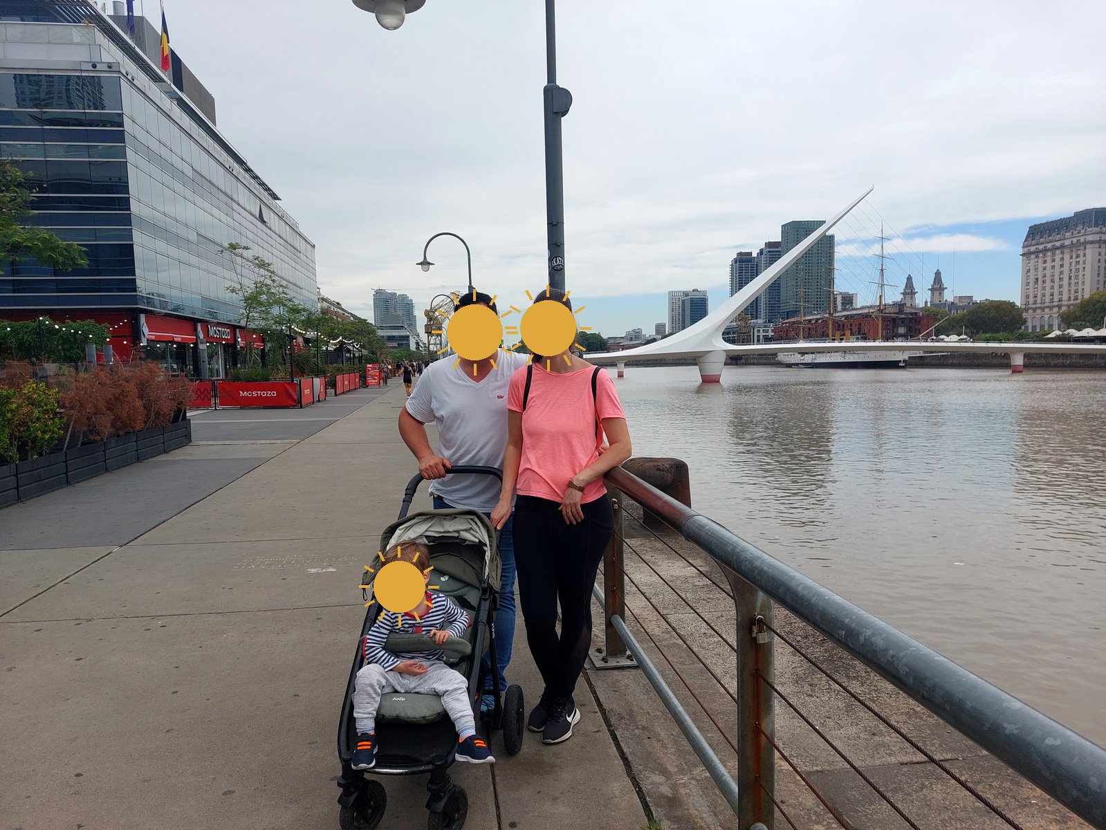 Nina, Papa und Lolo im Buggy am Wasser von Puerto Madero mit Frauenbrücke (Gesichter mit Sonne verdeckt)