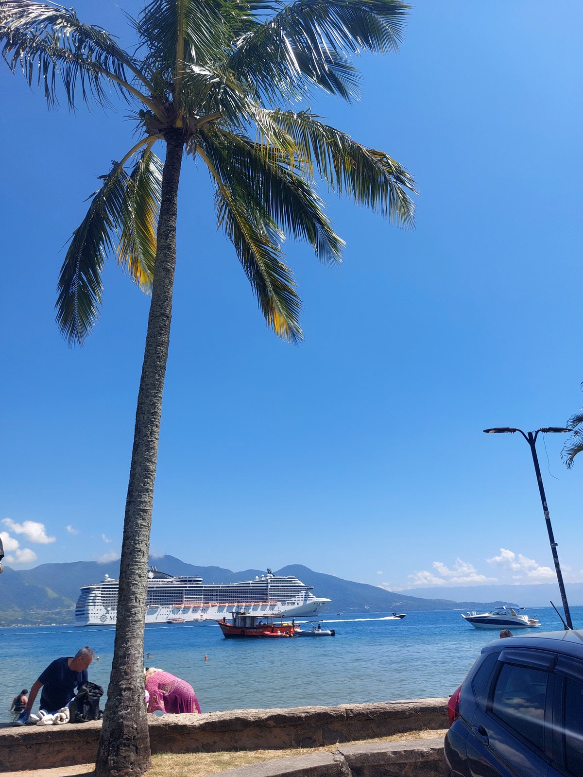 Ausblick auf das Wasser und unser Kreuzfahrtschiff in Ilhabela