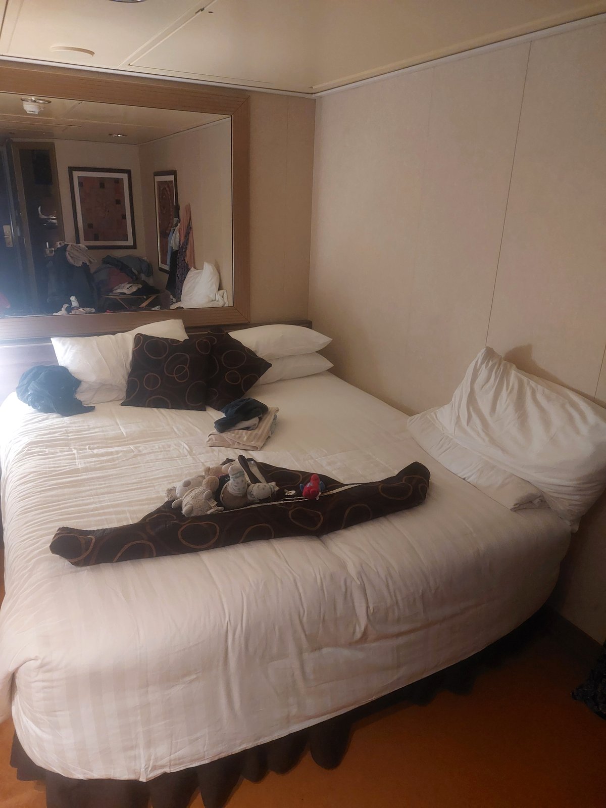 Unsere Kabine mit Kuscheltieren auf dem Bett