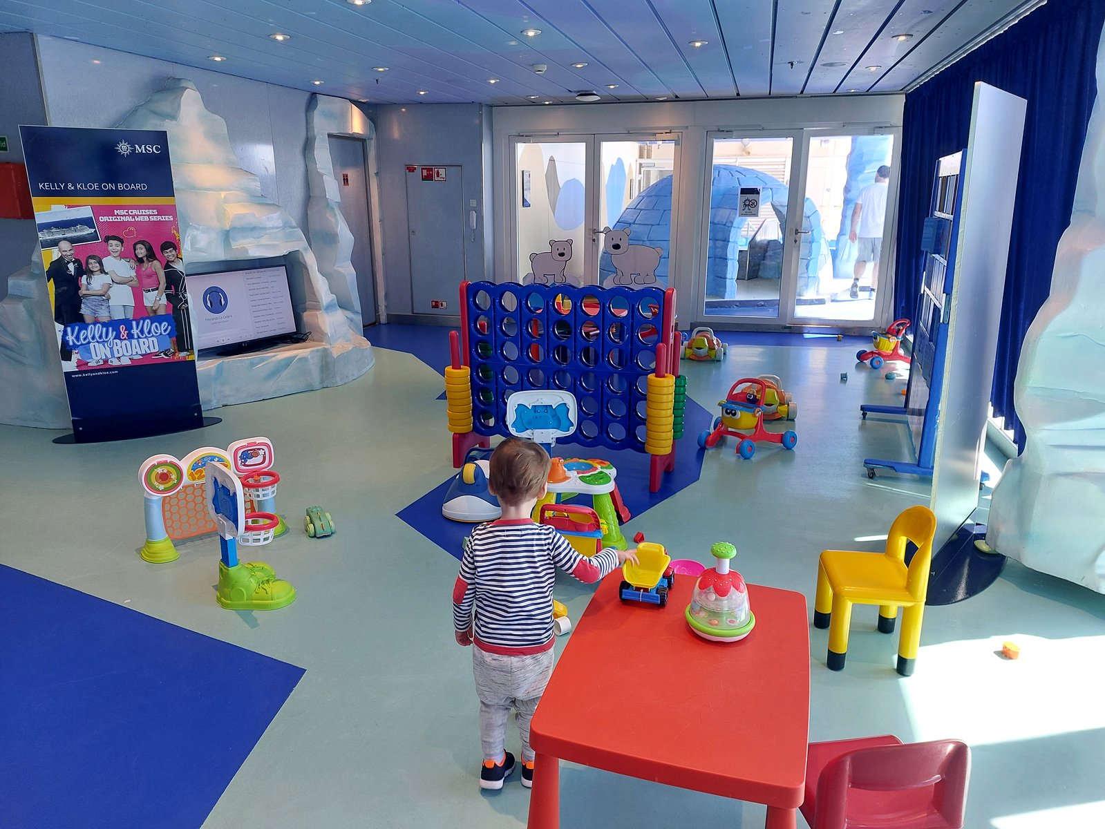 Lolo spielt im MSC Kids Club Spielraum
