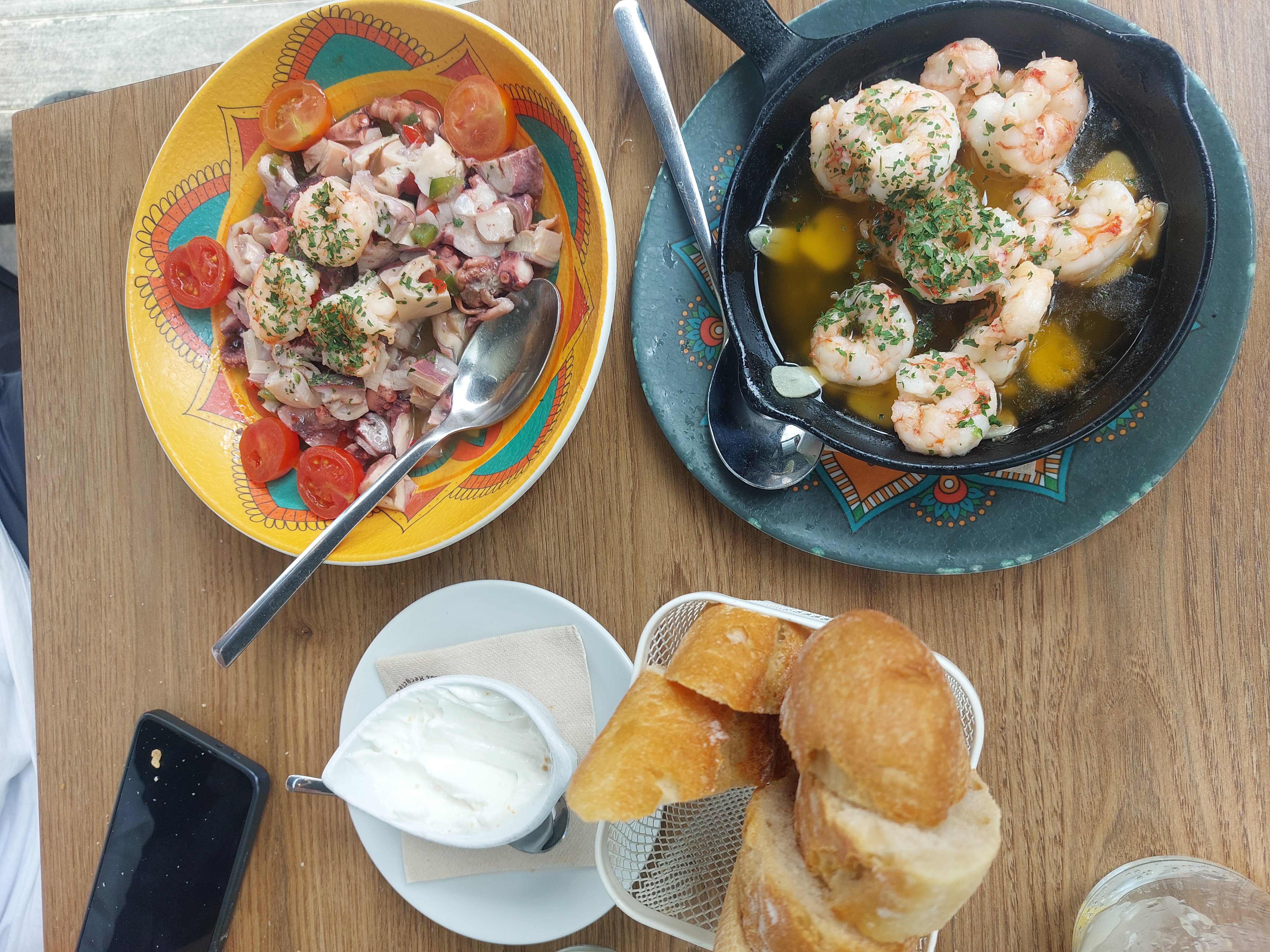 Tapas mit Gambas al Ajillo und Meeresfrüchtesalat in Palma de Mallorca