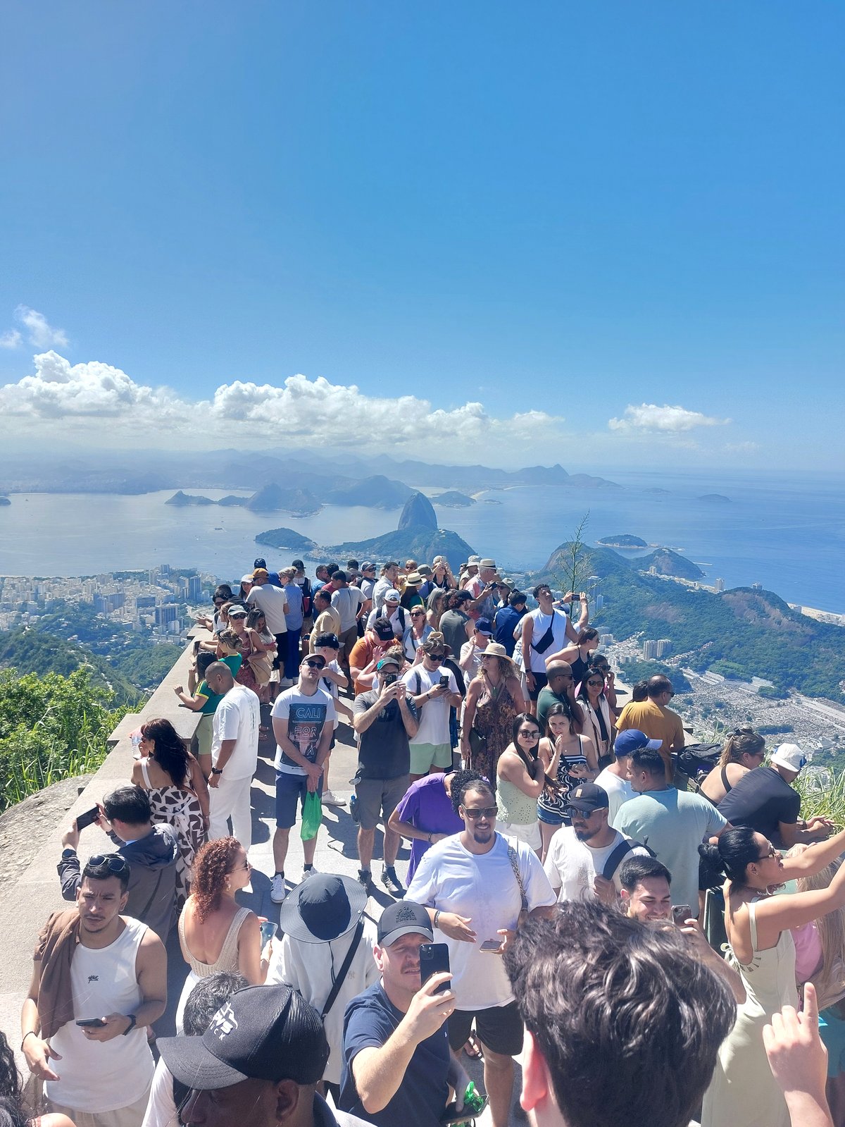 Menschenmassen auf der Aussichtsplattform am Cristo Redentor