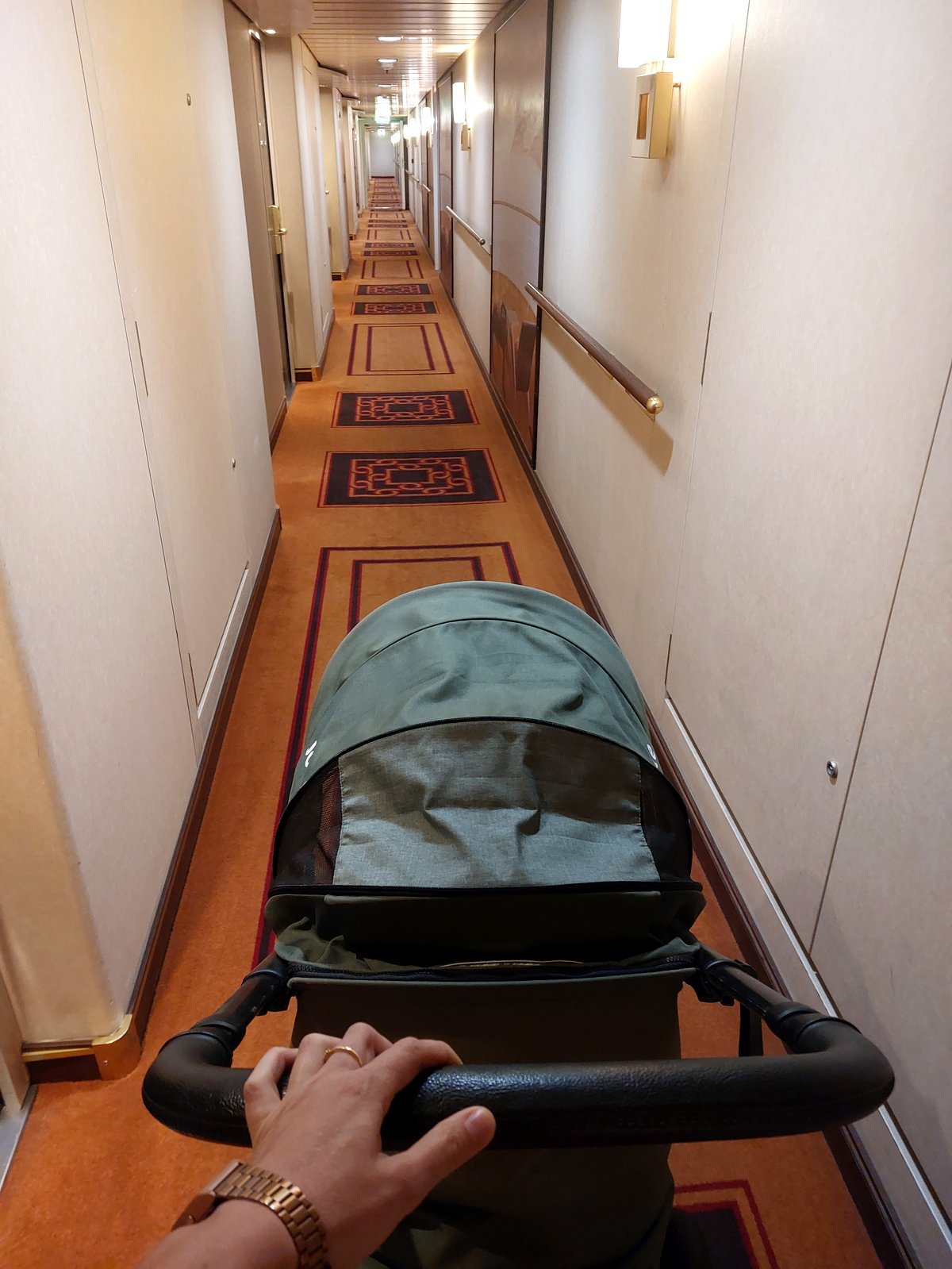 Buggy im Gang der MSC Fantasia während Lolos Mittagsschlaf