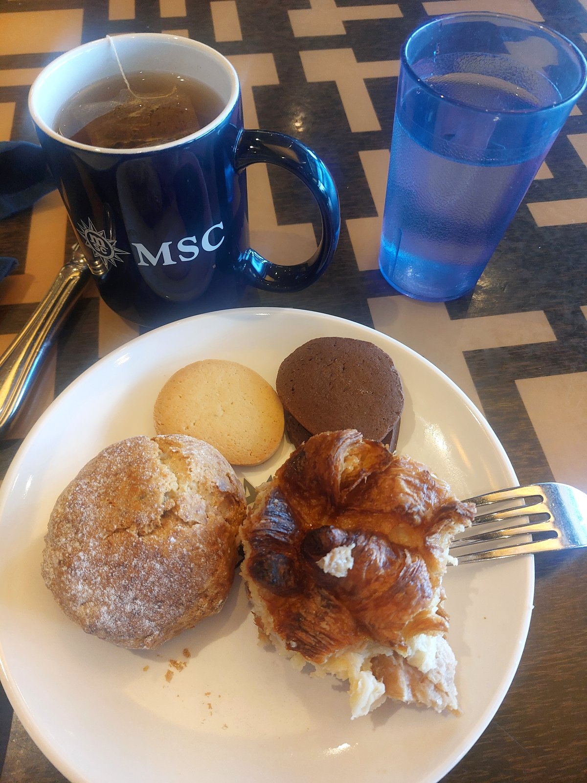 Nachmittagssnack mit Tee, Keksen und Croissant an Bord der MSC Fantasia