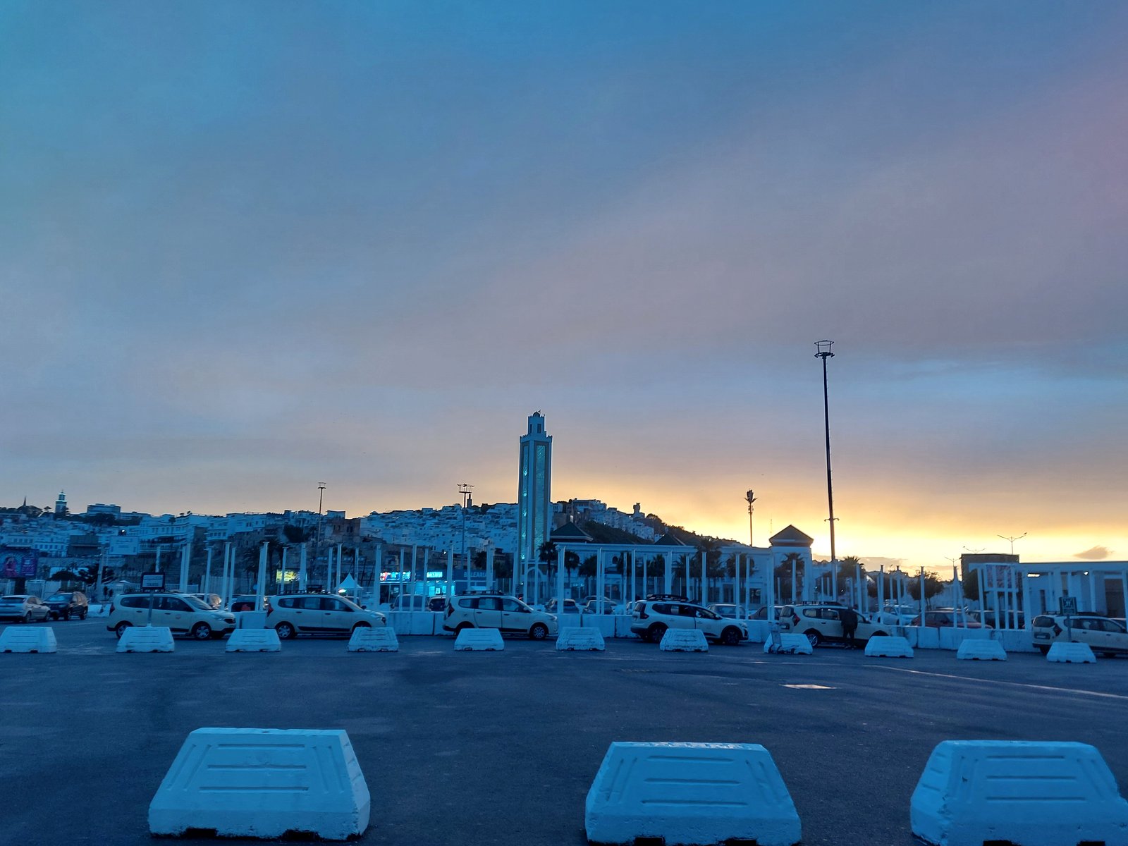 Abendstimmung am Hafen von Tanger auf dem Rückweg zum Schiff