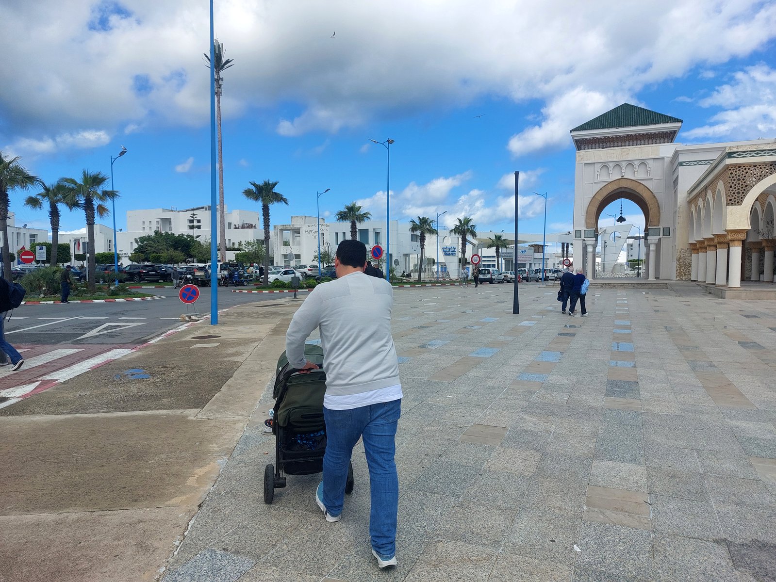 Ankunft in Tanger Marokko, Spaziergang mit Buggy Richtung Stadt