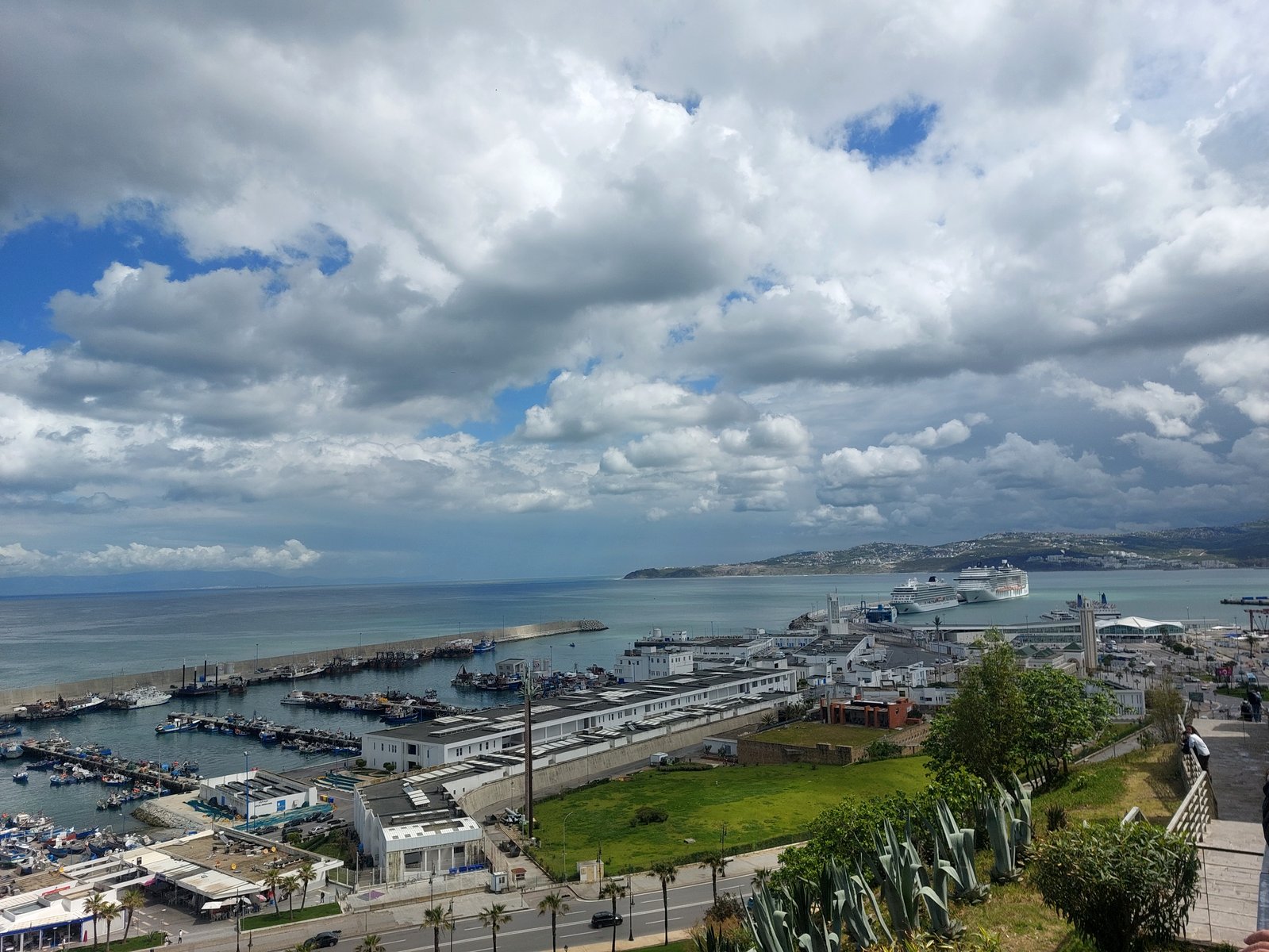 Ausblick über den Hafen von Tanger mit Kreuzfahrtschiffen