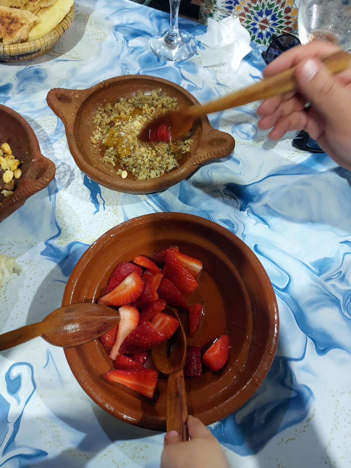 Erdbeeren mit Pistazien-Crumble als Nachtisch in Tanger
