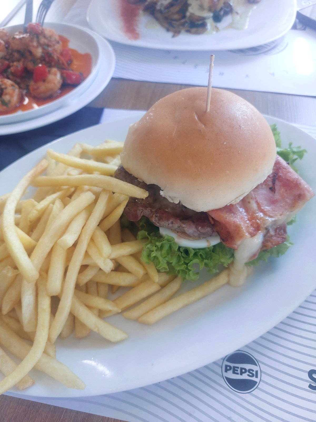 Chivito – das uruguayische Nationalsandwich mit Schinken, Speck, Ei und Pommes