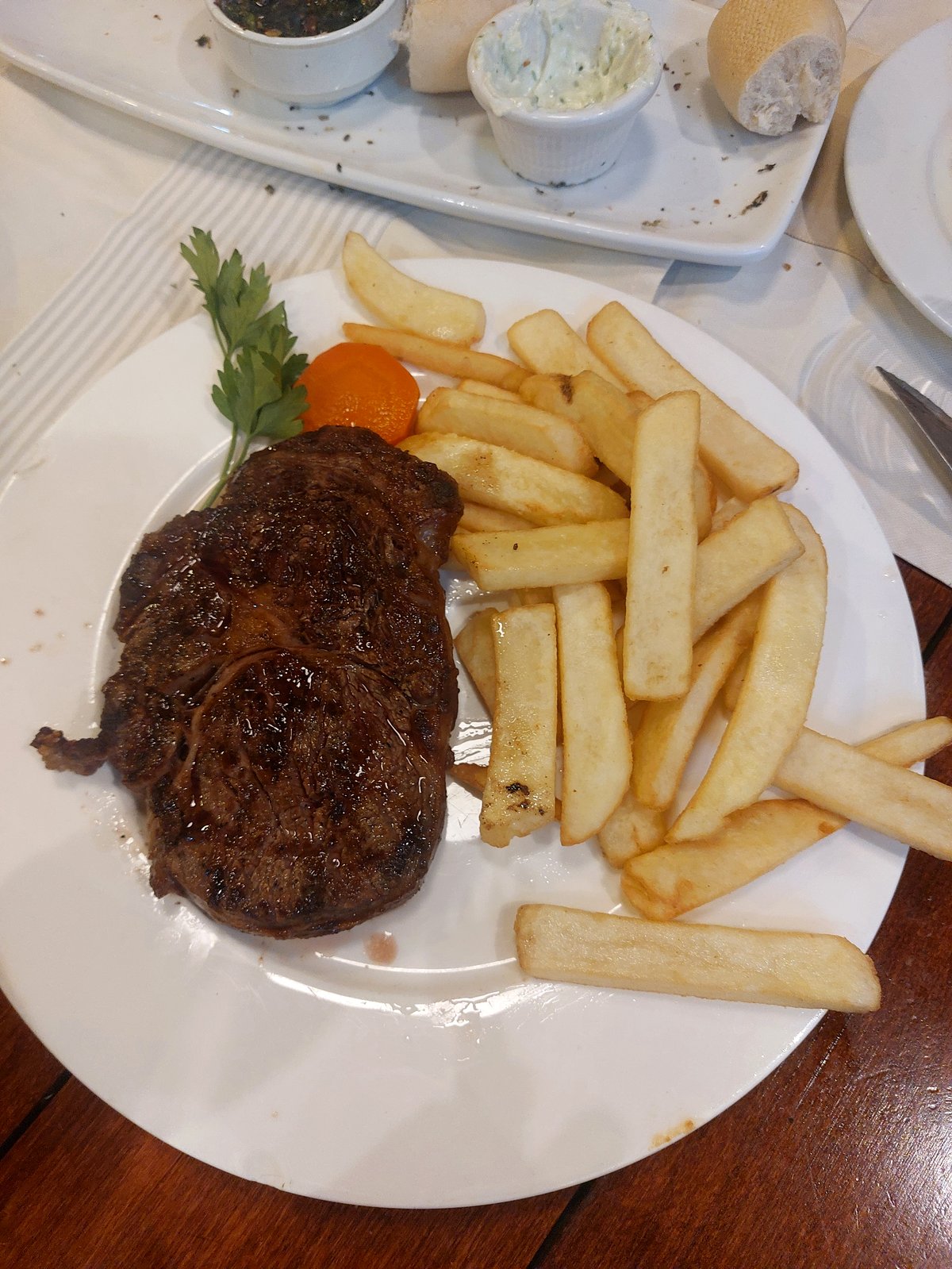 Steak mit Pommes im Restaurant El Fogón Montevideo