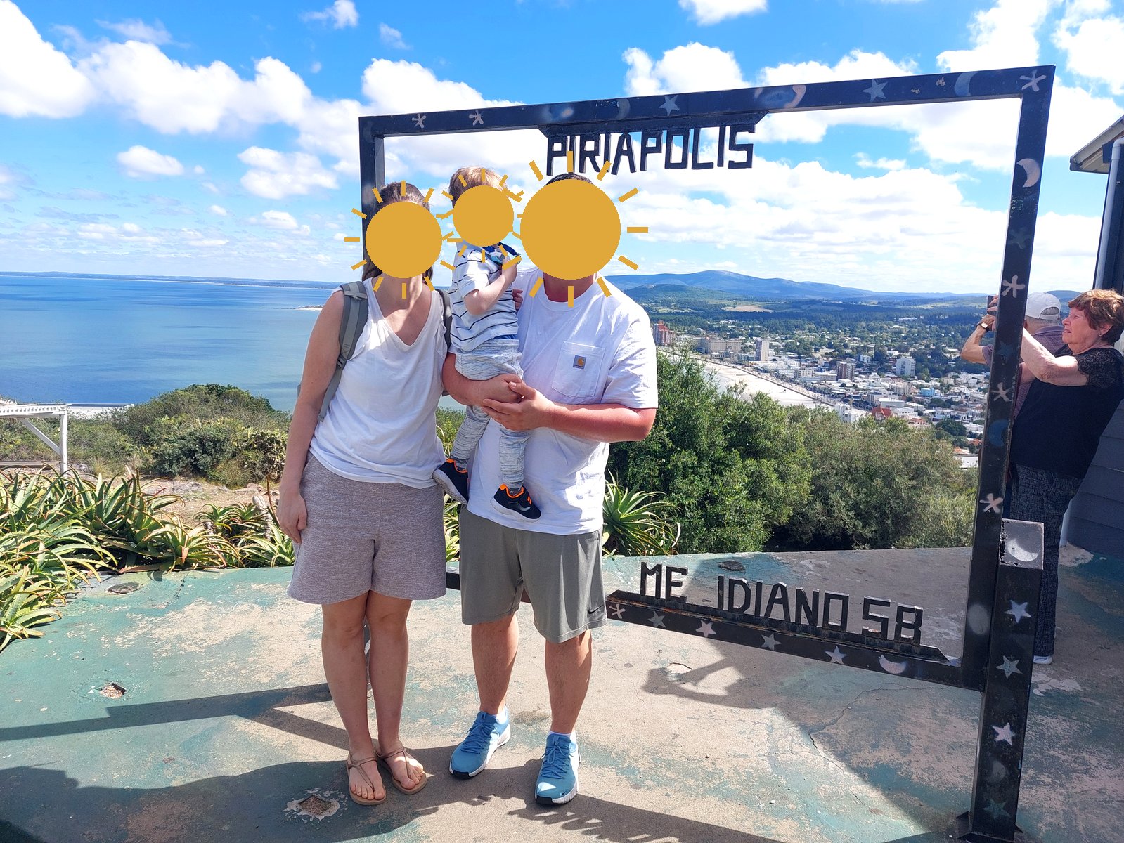 Familie in Piriápolis mit Panorama über die Küste (Gesichter mit Sonne verdeckt)