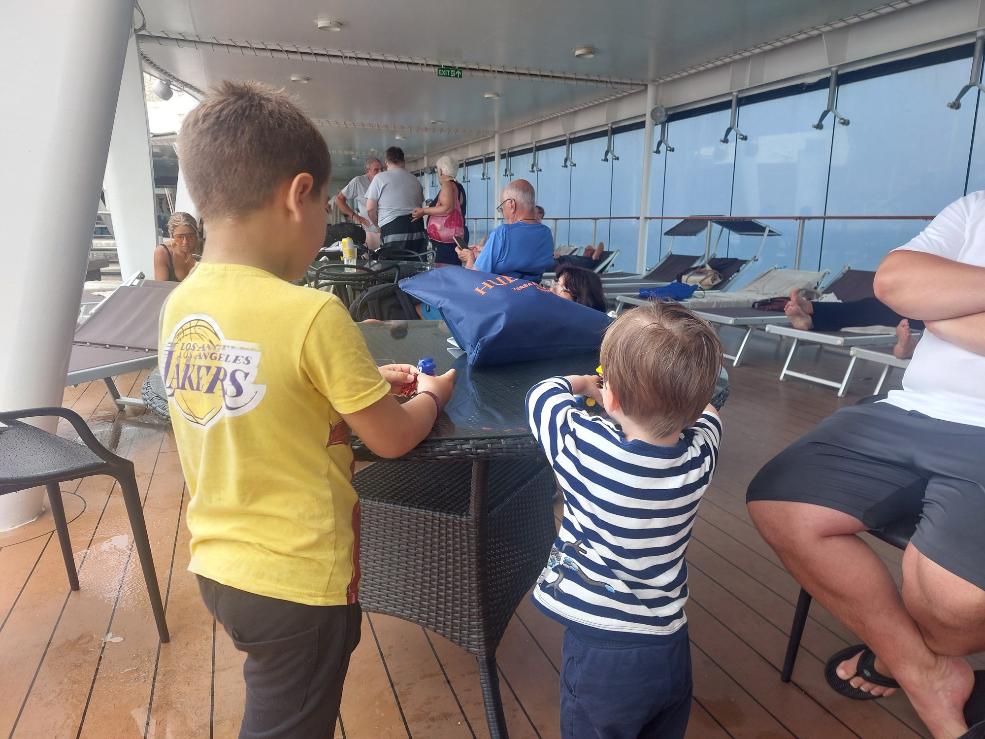 Lolo spielt mit einem neuen Freund an Bord der MSC Fantasia