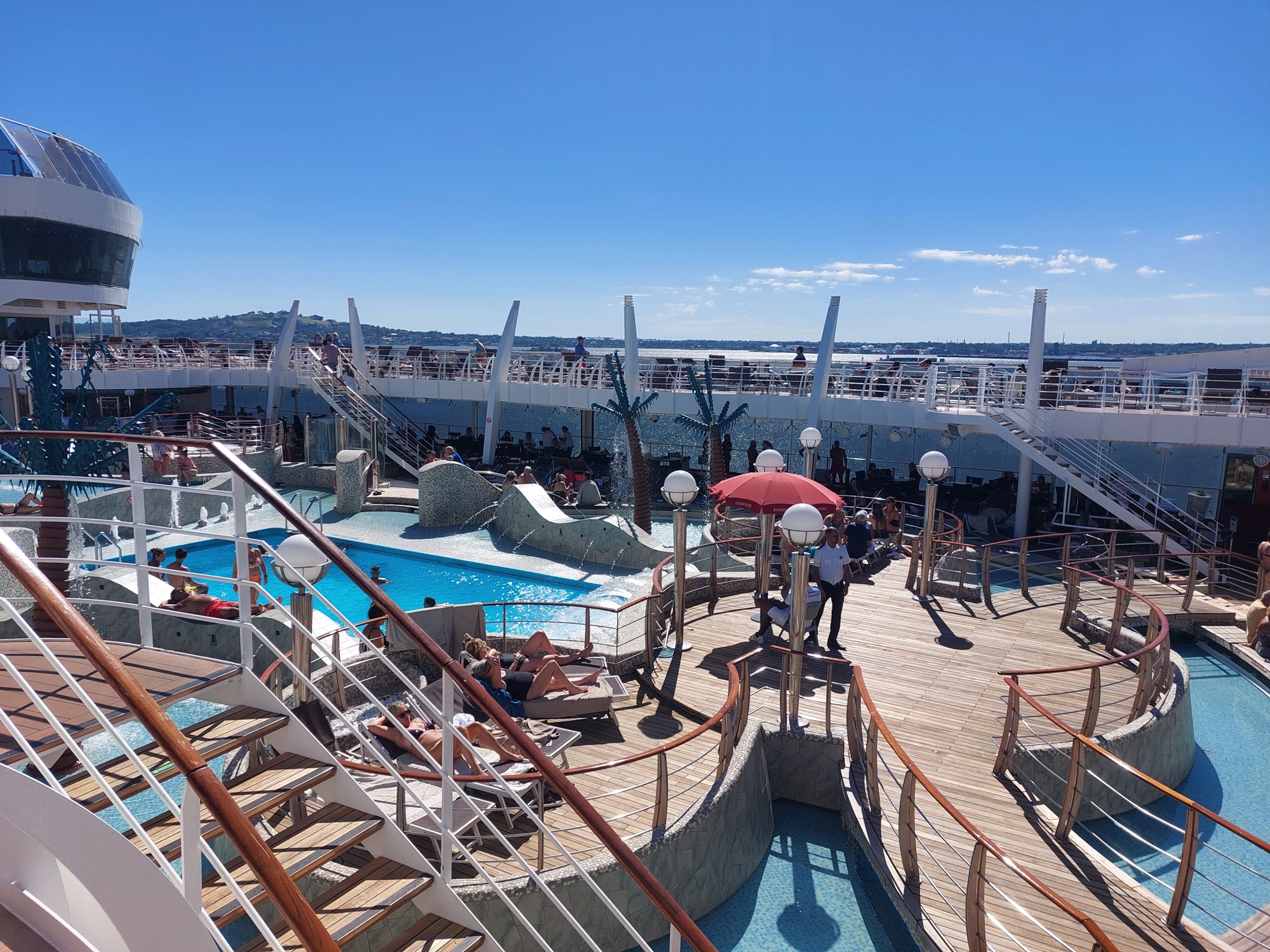 Pooldeck der MSC Fantasia mit Pool, Liegen und Gästen